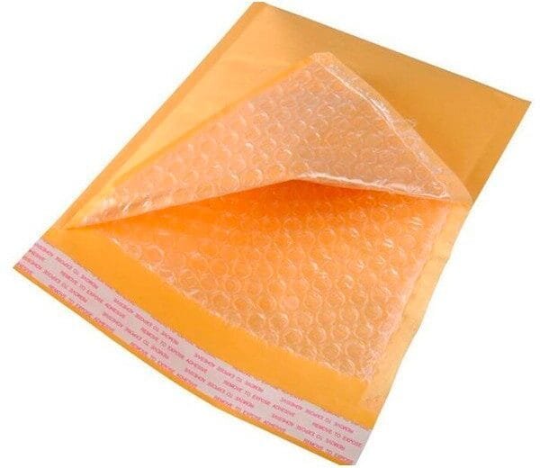 sobre con burbujas en papel kraft
